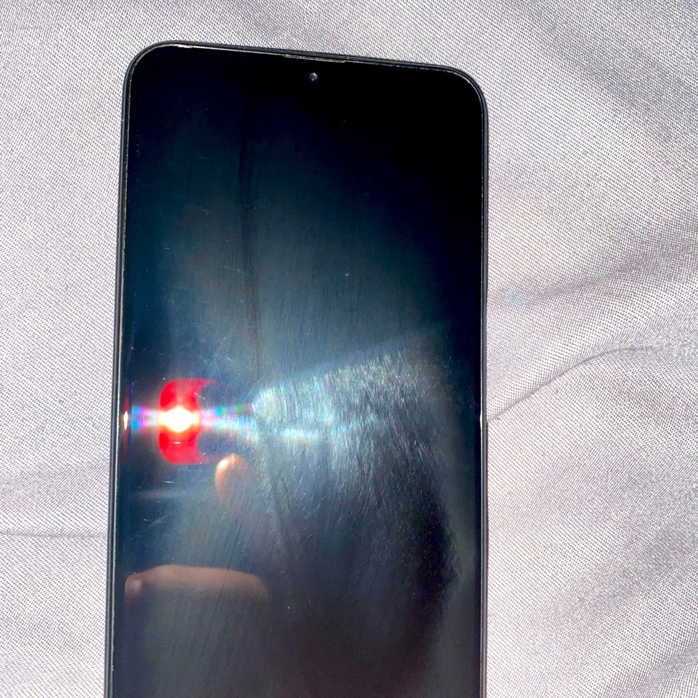 Selling Galaxy A10e cricket company used it couple times comes with case 32 GB